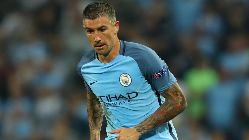 Aleksandar Kolarov bertia sepak bola